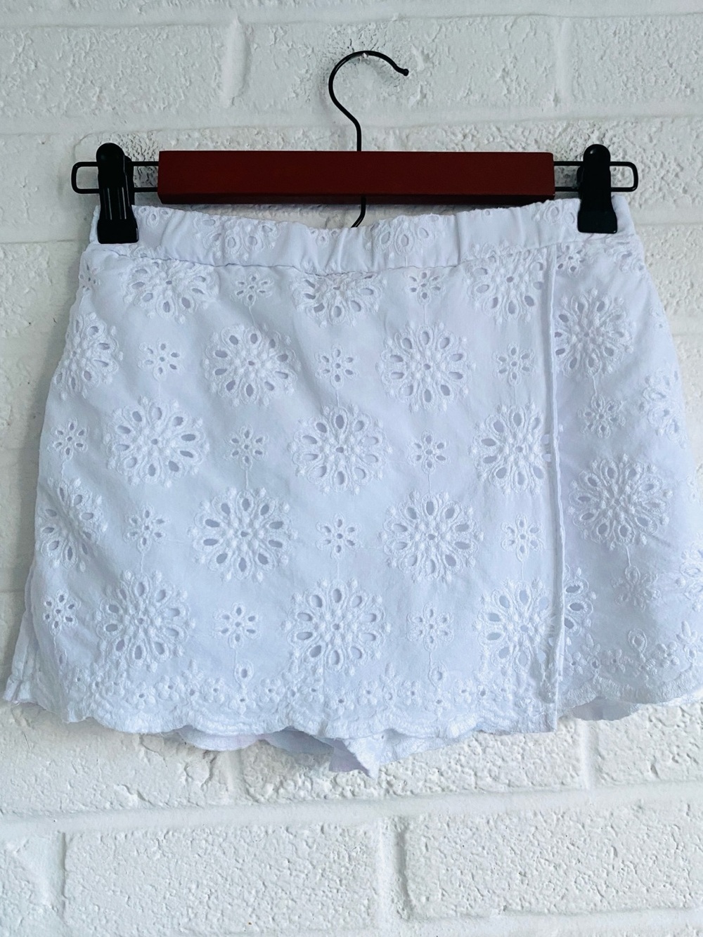 Tommy Bahama White Eyelet Skorts Shorts Cotton Sz 10/12 Preppy Resortwear Girly